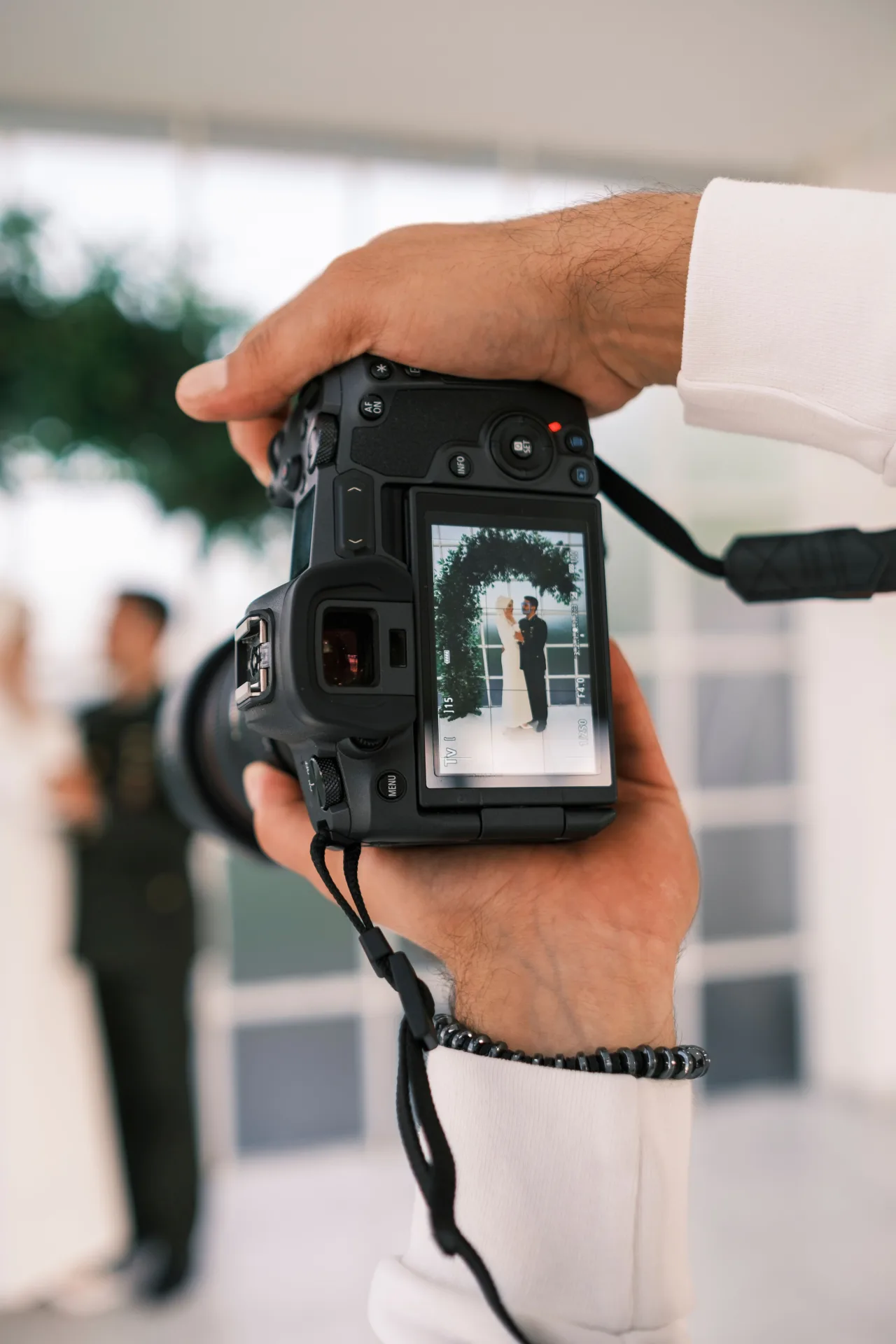 10 Essential Questions to Ask Before Hiring a Wedding Photographer